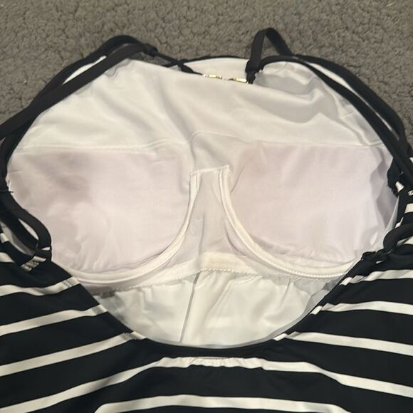 Lauren Ralph Lauren Halter Top Striped One Piece Swimsuit Size 8 Black & White - Picture 7 of 10